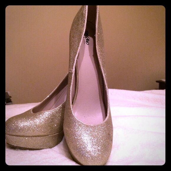 CLEARANCE Mossimo Glittery Gold heels sz9 - Picture 1 of 3